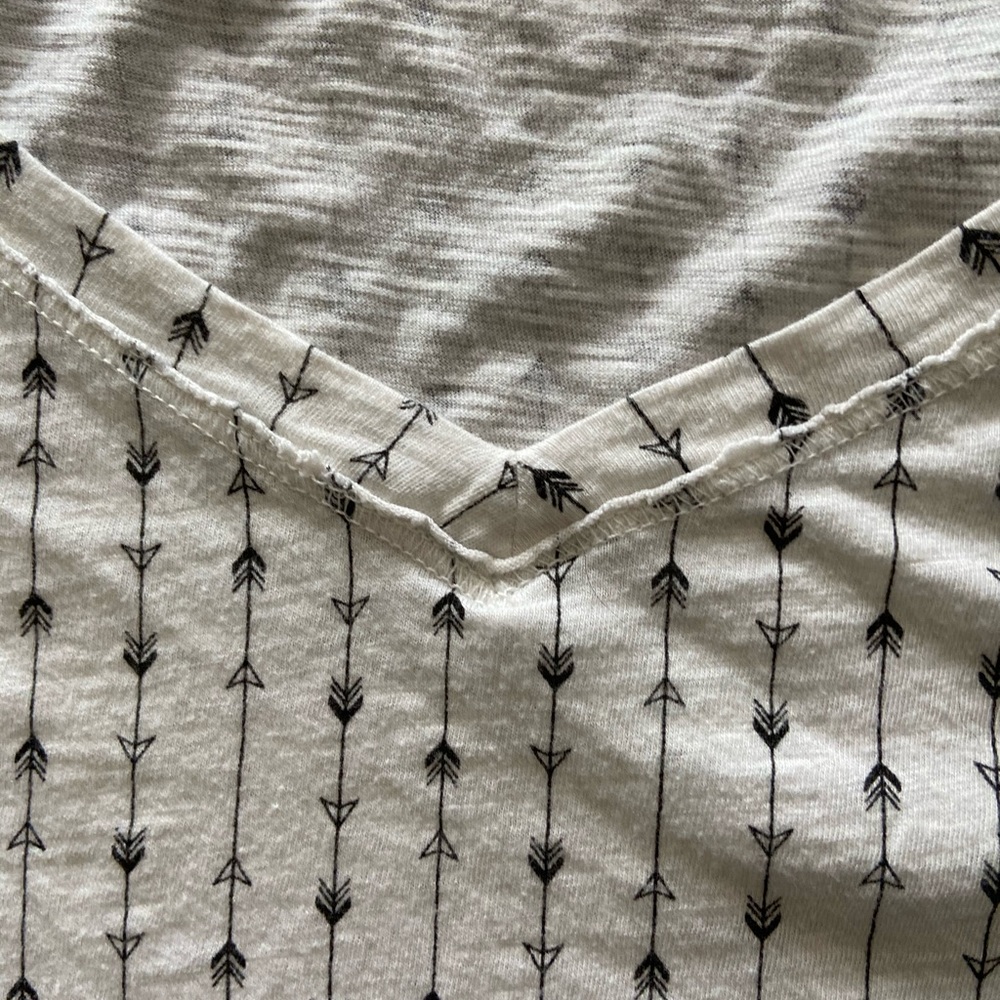 Cute white shirt with black arrows😊